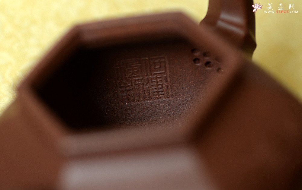 紫砂壶图片：何卫枫原创作品 全手六方雅竹 精美俊秀 强强联合陈宏林装饰 - 宜兴紫砂壶网