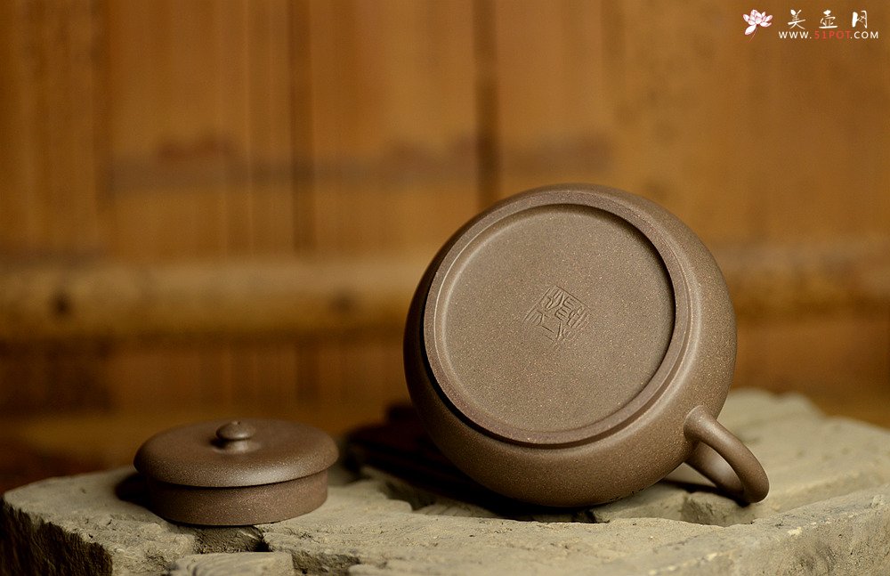 紫砂壶图片：万阗阗最新力作国助和石精刻 全手龙蛋 飘逸俊秀 文气十足 - 宜兴紫砂壶网