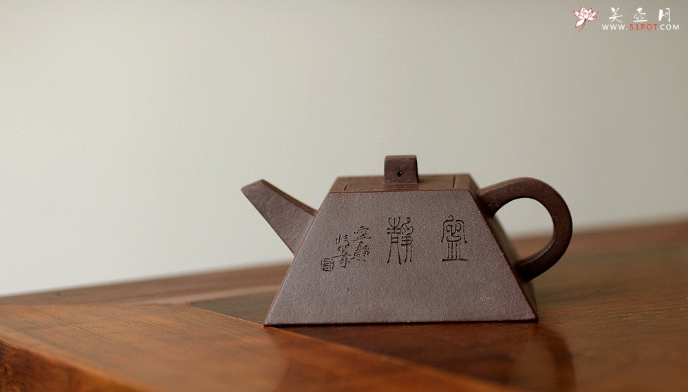 紫砂壶图片： 线条挺拔  全手镶片升方 优质紫泥 - 宜兴紫砂壶网