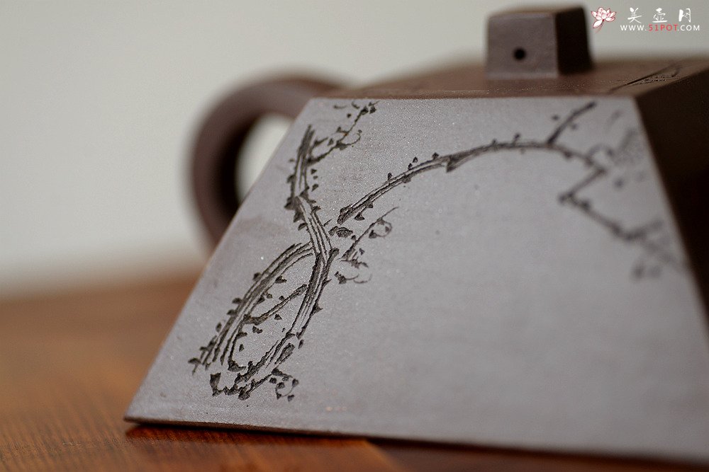 紫砂壶图片： 线条挺拔  全手镶片升方 优质紫泥 - 宜兴紫砂壶网