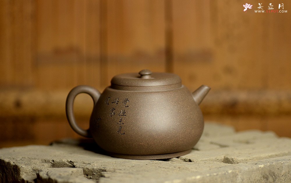 紫砂壶图片：万阗阗最新力作国助和石精刻 全手龙蛋 飘逸俊秀 文气十足 - 宜兴紫砂壶网