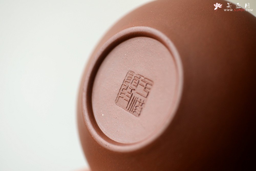 紫砂壶图片：于洪霞全手原创作品 祥德提梁 取古与新 典雅大方 纯银提梁 - 宜兴紫砂壶网