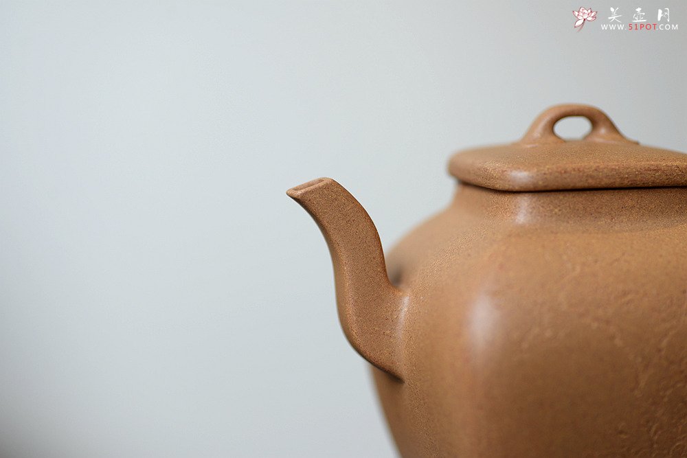 紫砂壶图片：何卫枫全手新作 线条流畅 秀气大方 全手就方 袁德波刻绘 - 宜兴紫砂壶网