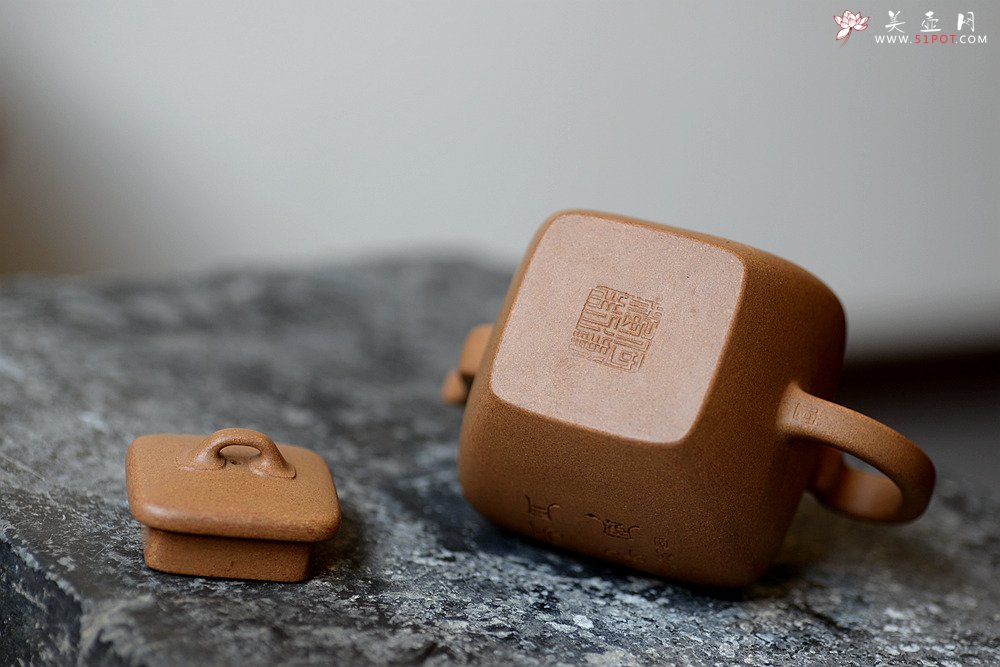 紫砂壶图片：何卫枫全手新作 线条流畅 秀气大方 全手就方 袁德波刻绘 - 宜兴紫砂壶网