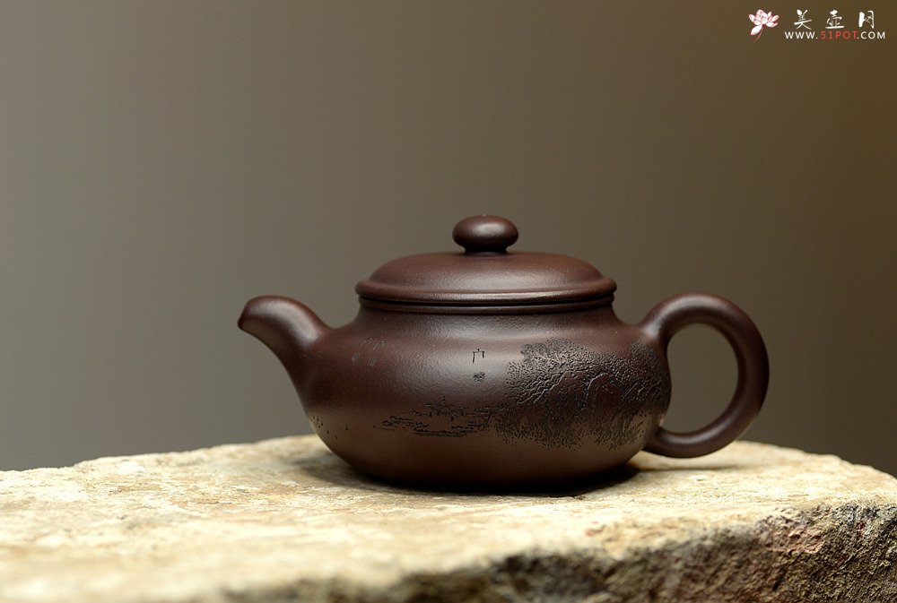 紫砂壶图片：稳重大气 大仿古 通转山水 原矿老紫泥 - 宜兴紫砂壶网