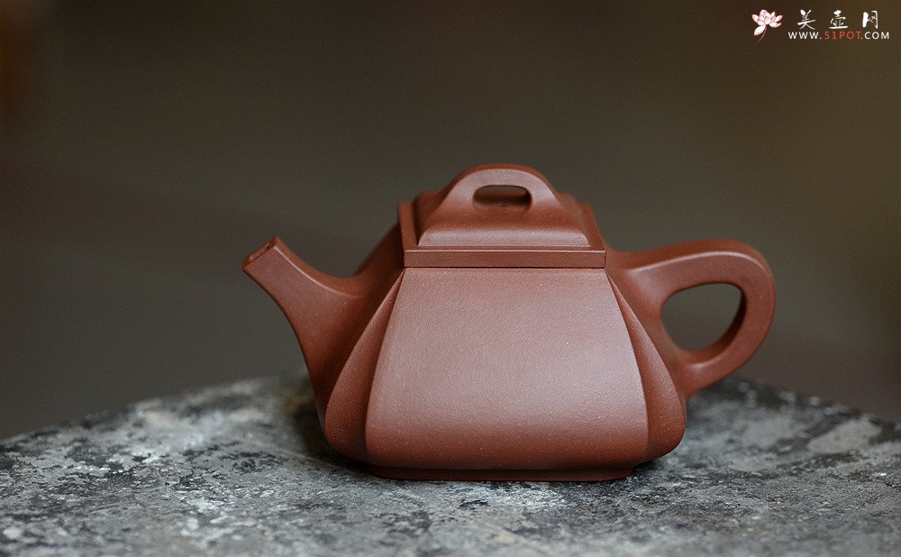 紫砂壶图片：线条刚正挺拔 全手四方抽角 做工精致 - 宜兴紫砂壶网