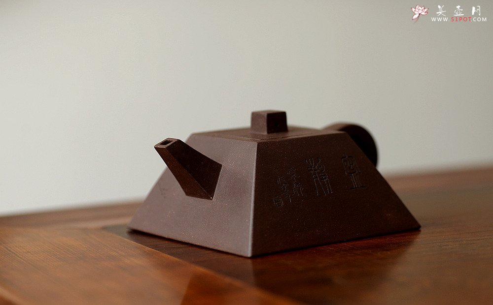 紫砂壶图片： 线条挺拔  全手镶片升方 优质紫泥 - 宜兴紫砂壶网