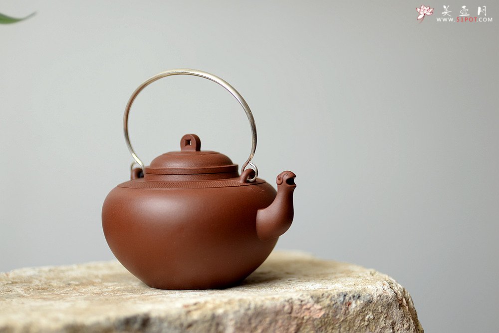紫砂壶图片：于洪霞全手原创作品 祥德提梁 取古与新 典雅大方 纯银提梁 - 宜兴紫砂壶网