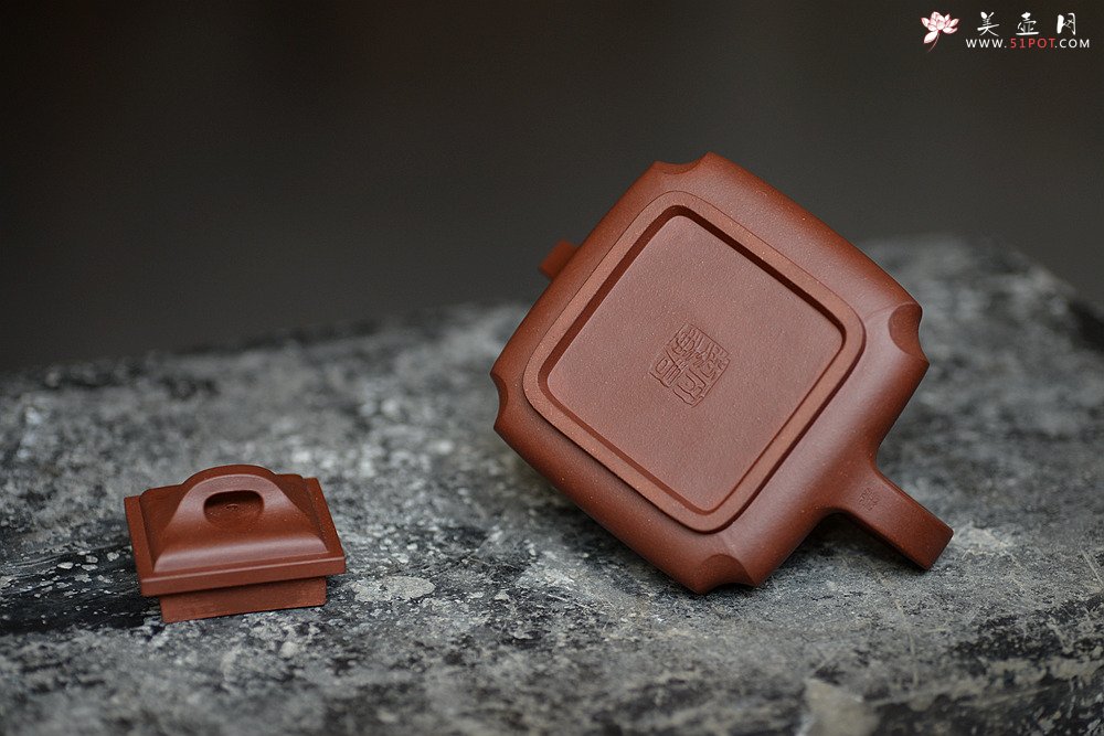 紫砂壶图片：线条刚正挺拔 全手四方抽角 做工精致 - 宜兴紫砂壶网