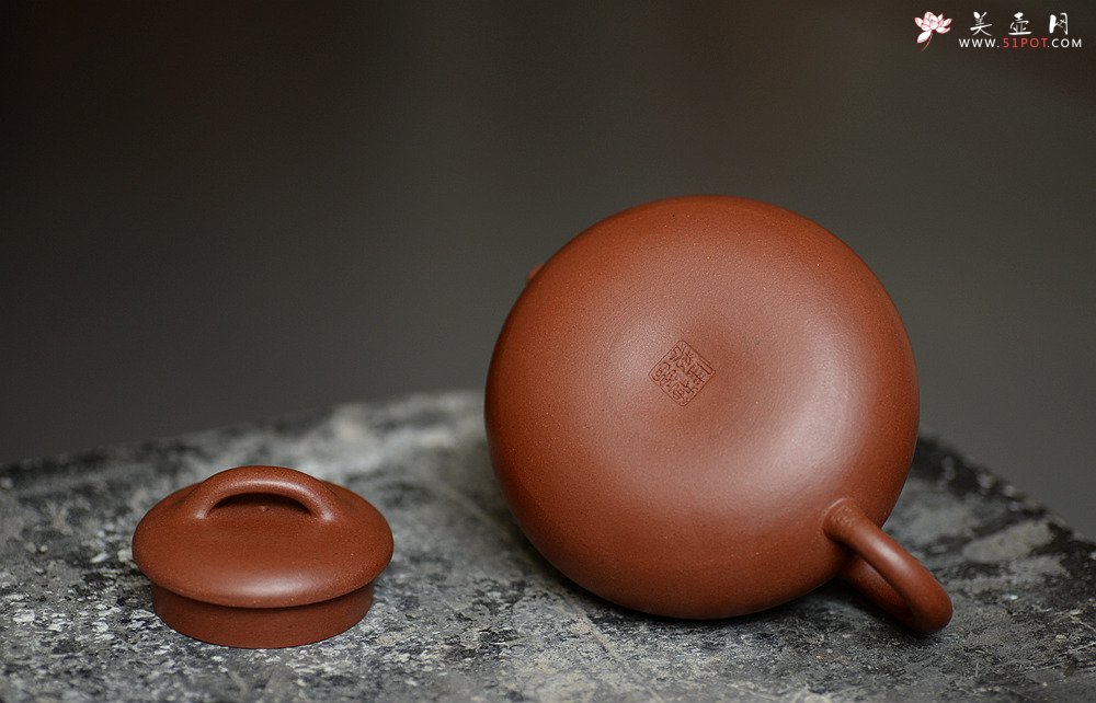 紫砂壶图片：施梦佳全手新作 舒展温润 扁而不僵 过桥扁腹 - 宜兴紫砂壶网