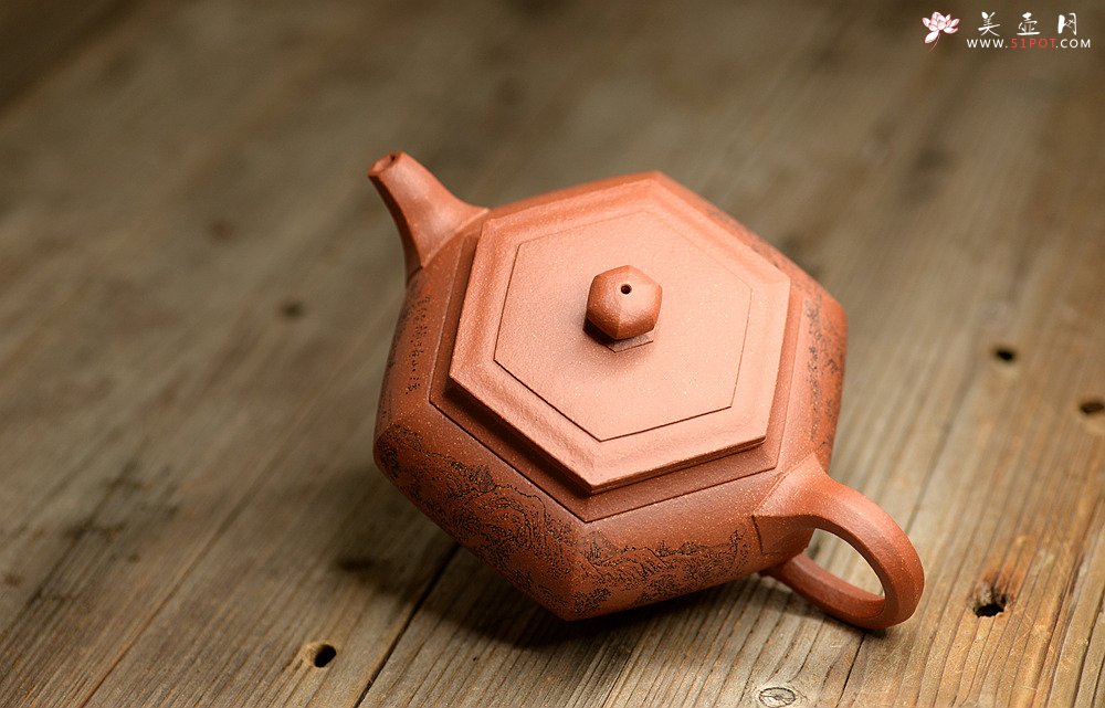 紫砂壶图片：朱牧清大品 通景山水之大彬六方 线条流畅  棱角分明 - 宜兴紫砂壶网