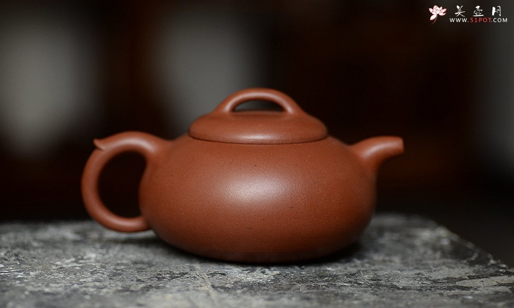 紫砂壶图片：施梦佳全手新作 舒展温润 扁而不僵 过桥扁腹 - 宜兴紫砂壶网