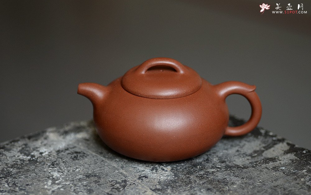 紫砂壶图片：施梦佳全手新作 舒展温润 扁而不僵 过桥扁腹 - 宜兴紫砂壶网