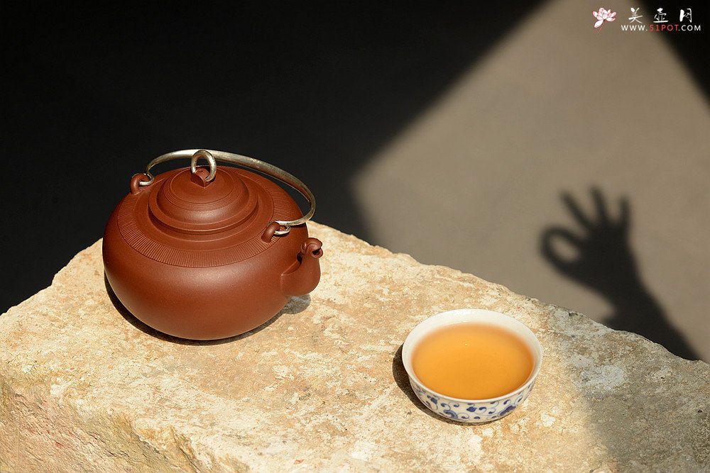 紫砂壶图片：于洪霞全手原创作品 祥德提梁 取古与新 典雅大方 纯银提梁 - 宜兴紫砂壶网