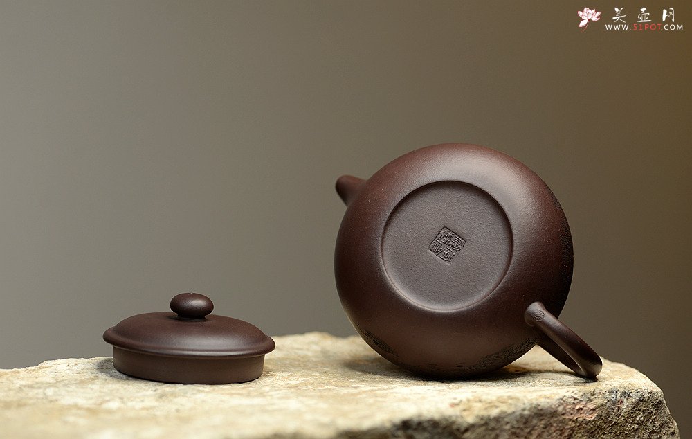 紫砂壶图片：稳重大气 大仿古 通转山水 原矿老紫泥 - 宜兴紫砂壶网