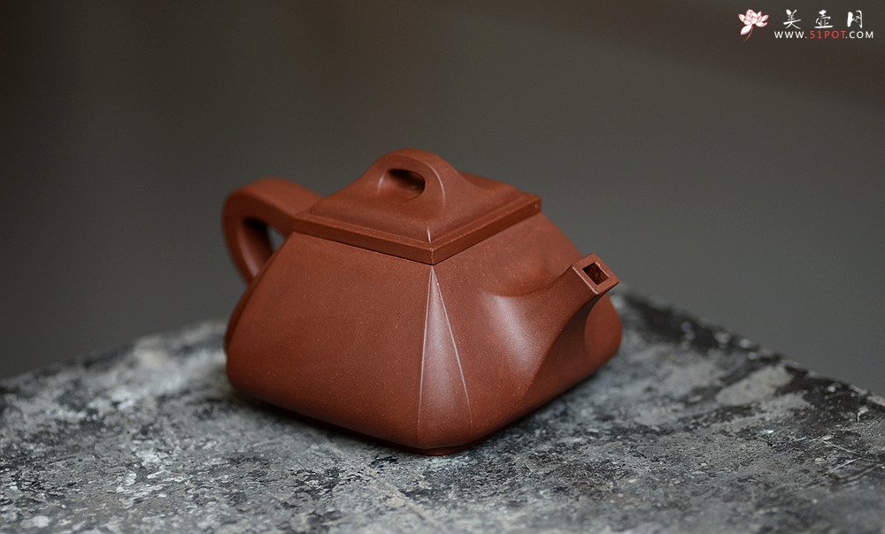 紫砂壶图片：线条刚正挺拔 全手四方抽角 做工精致 - 宜兴紫砂壶网