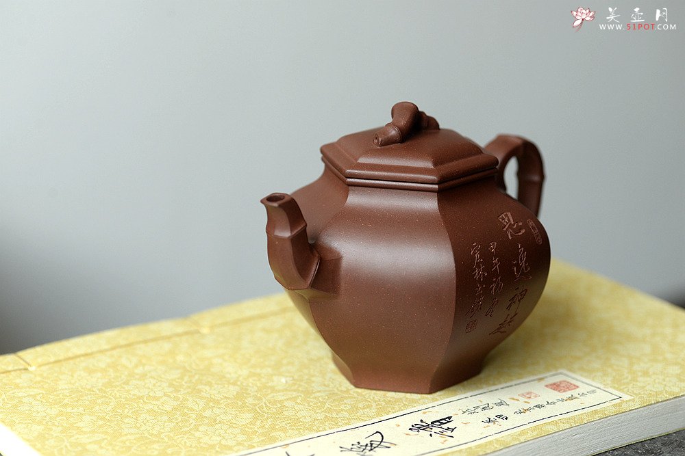 紫砂壶图片：何卫枫原创作品 全手六方雅竹 精美俊秀 强强联合陈宏林装饰 - 宜兴紫砂壶网