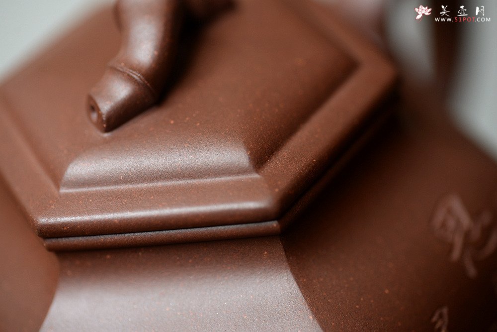 紫砂壶图片：何卫枫原创作品 全手六方雅竹 精美俊秀 强强联合陈宏林装饰 - 宜兴紫砂壶网