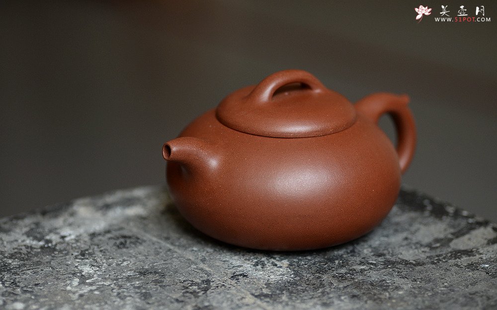 紫砂壶图片：施梦佳全手新作 舒展温润 扁而不僵 过桥扁腹 - 宜兴紫砂壶网