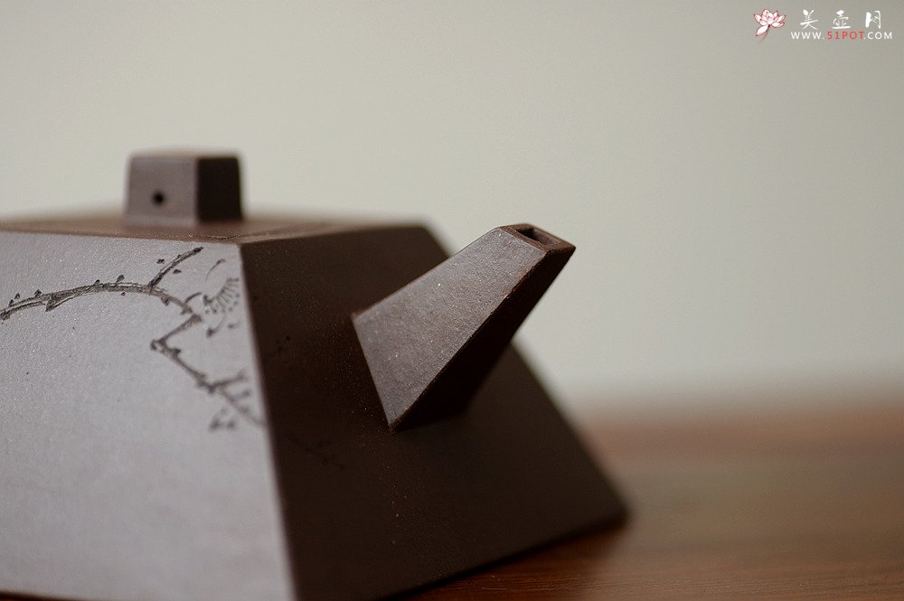 紫砂壶图片： 线条挺拔  全手镶片升方 优质紫泥 - 宜兴紫砂壶网