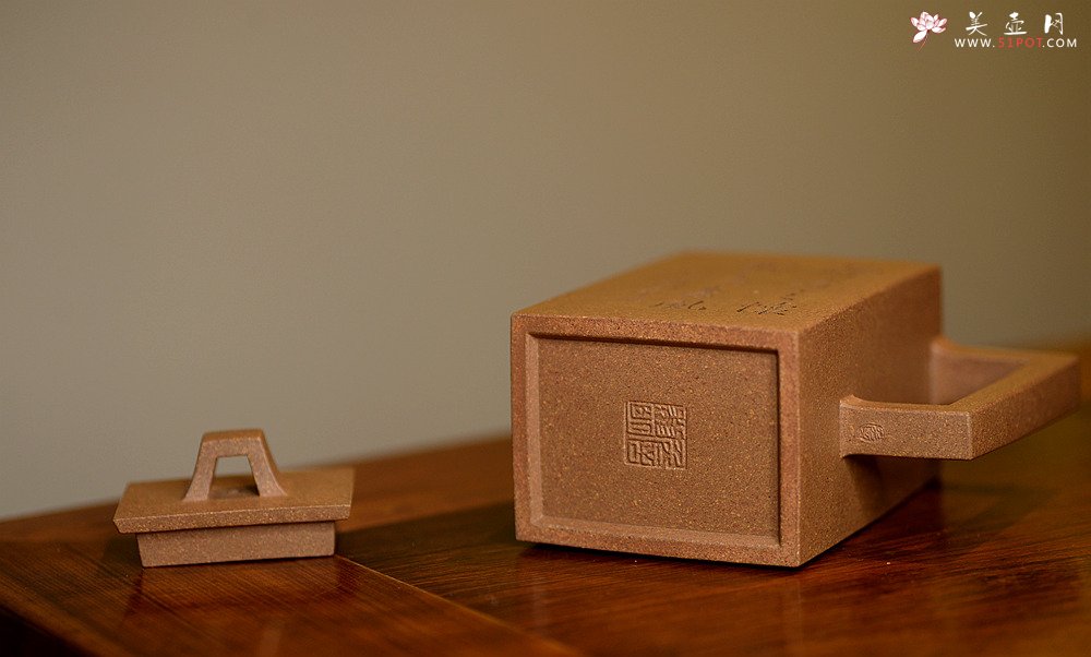 紫砂壶图片：詹黎明實力之作 剛正挺拔 全手磚方 餘韵可品o(∩_∩)o   - 宜兴紫砂壶网