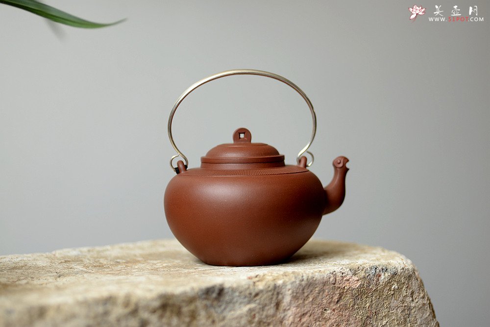 紫砂壶图片：于洪霞全手原创作品 祥德提梁 取古与新 典雅大方 纯银提梁 - 宜兴紫砂壶网