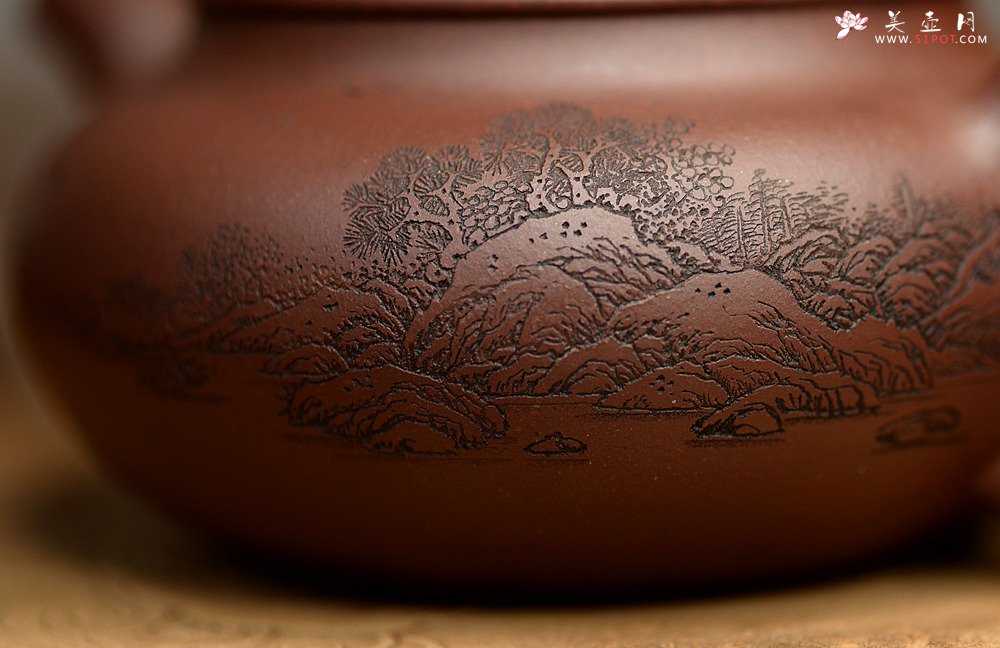 紫砂壶图片：稳重大气  大仿古 通转山水 - 宜兴紫砂壶网