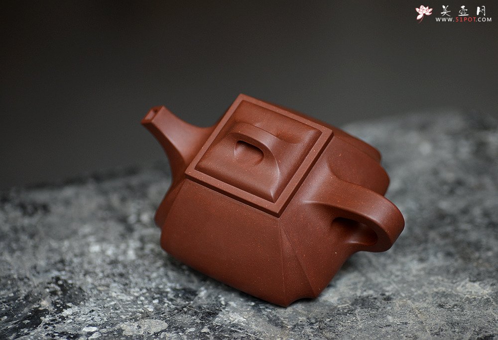 紫砂壶图片：线条刚正挺拔 全手四方抽角 做工精致 - 宜兴紫砂壶网