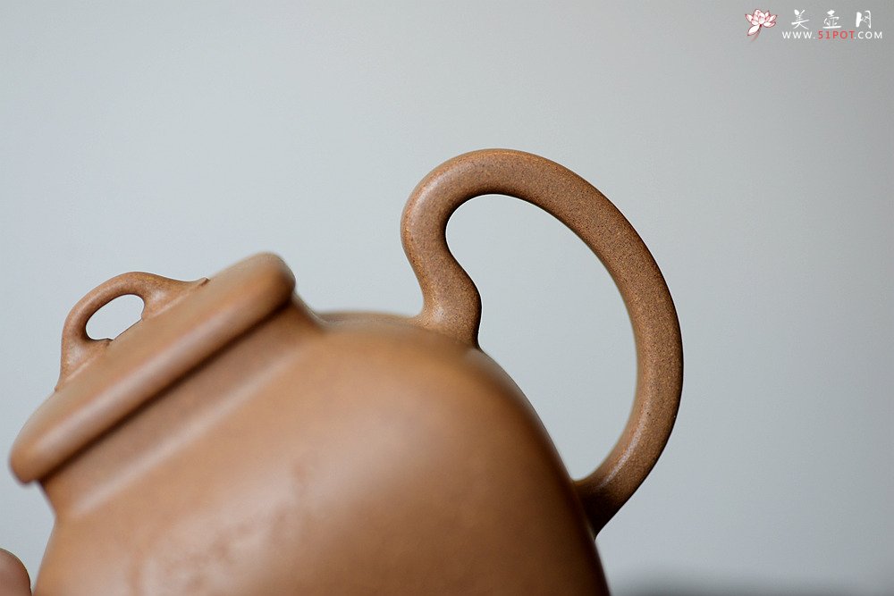 紫砂壶图片：何卫枫全手新作 线条流畅 秀气大方 全手就方 袁德波刻绘 - 宜兴紫砂壶网