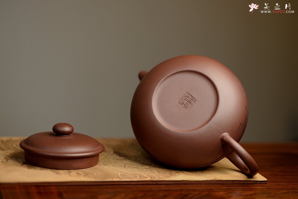 紫砂壶图片：稳重大气  大仿古 通转山水 - 宜兴紫砂壶网