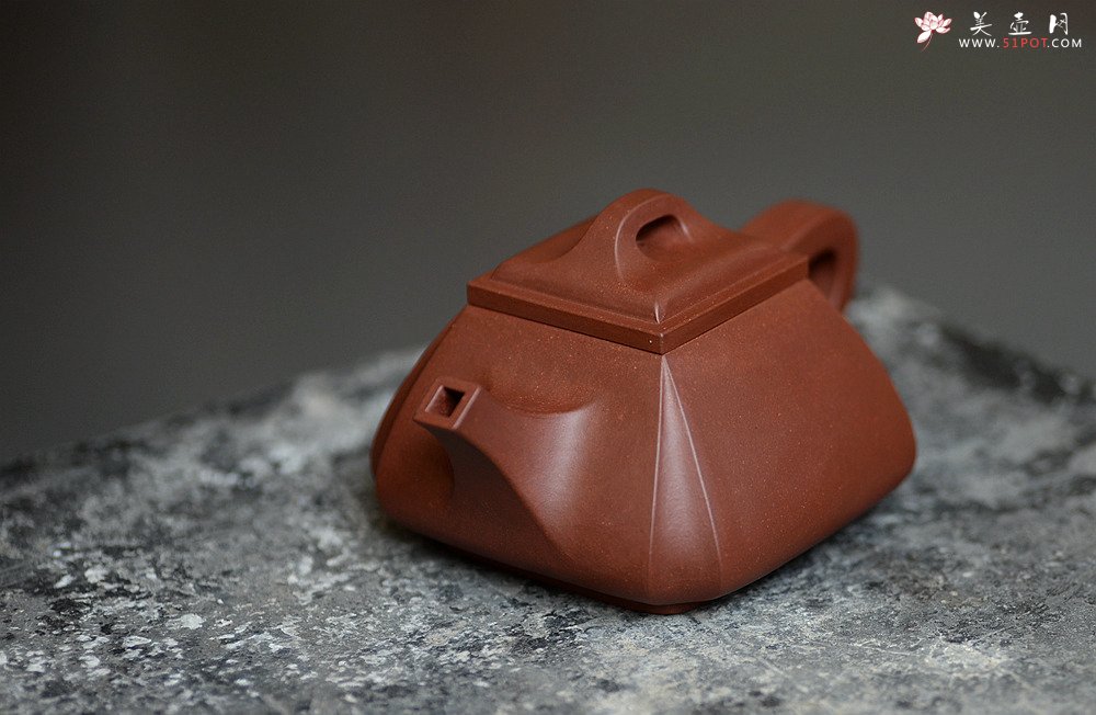 紫砂壶图片：线条刚正挺拔 全手四方抽角 做工精致 - 宜兴紫砂壶网