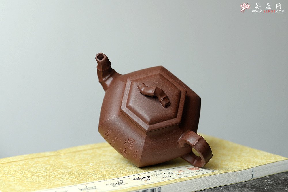 紫砂壶图片：何卫枫原创作品 全手六方雅竹 精美俊秀 强强联合陈宏林装饰 - 宜兴紫砂壶网
