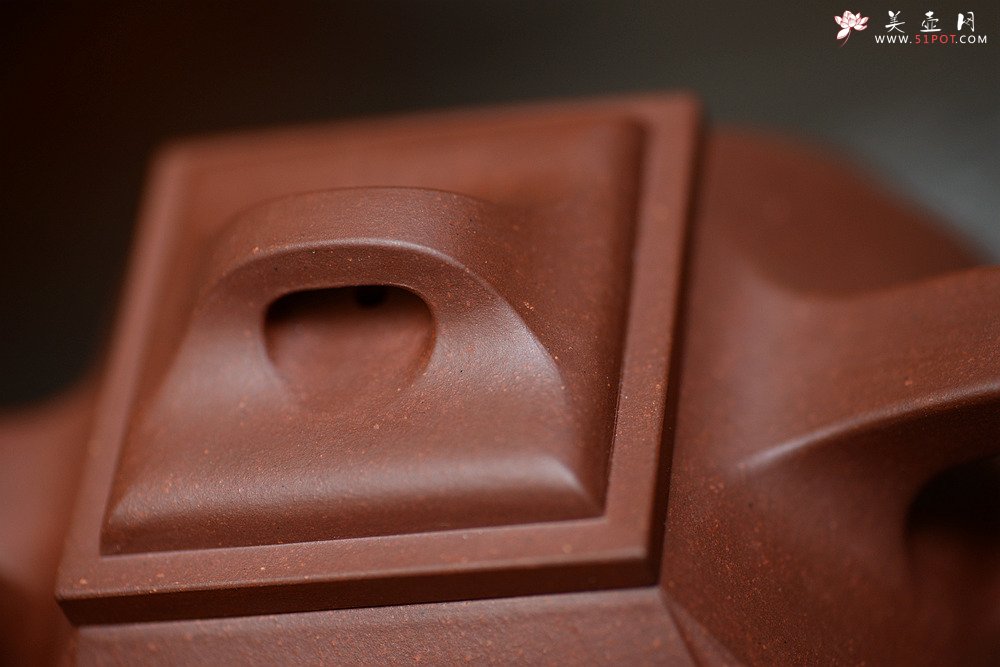 紫砂壶图片：线条刚正挺拔 全手四方抽角 做工精致 - 宜兴紫砂壶网