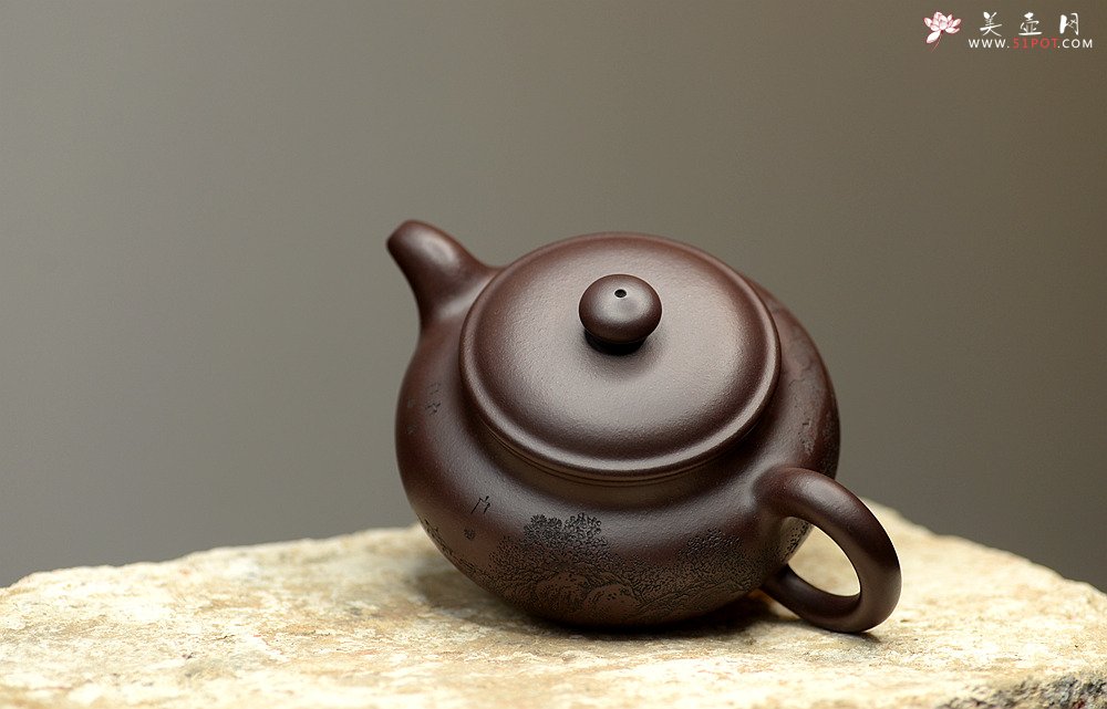紫砂壶图片：稳重大气 大仿古 通转山水 原矿老紫泥 - 宜兴紫砂壶网