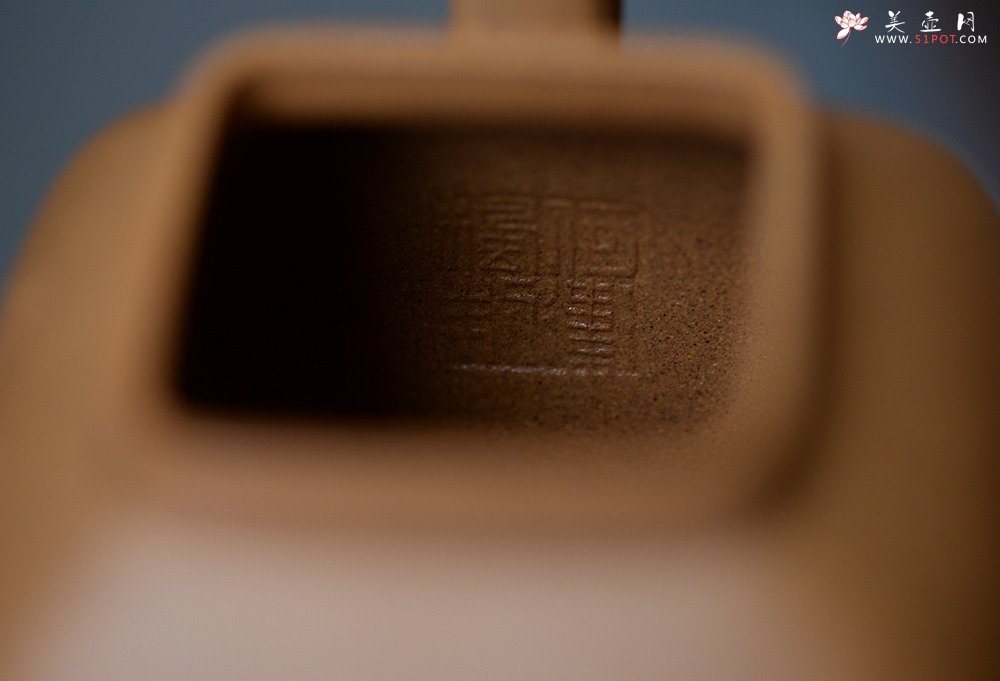 紫砂壶图片：何卫枫全手新作 线条流畅 秀气大方 全手就方 袁德波刻绘 - 宜兴紫砂壶网