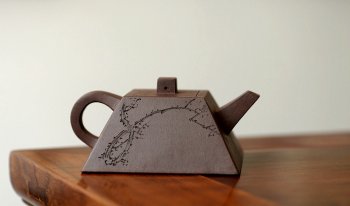 紫砂壶图片： 线条挺拔  全手镶片升方 优质紫泥 - 宜兴紫砂壶网