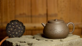 紫砂壶图片：万阗阗最新力作国助和石精刻 全手龙蛋 飘逸俊秀 文气十足 - 宜兴紫砂壶网