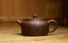 紫砂壶图片：张听钢装饰 刻绘老辣 全手桑扁 器型端正 耐品实用 - 宜兴紫砂壶网