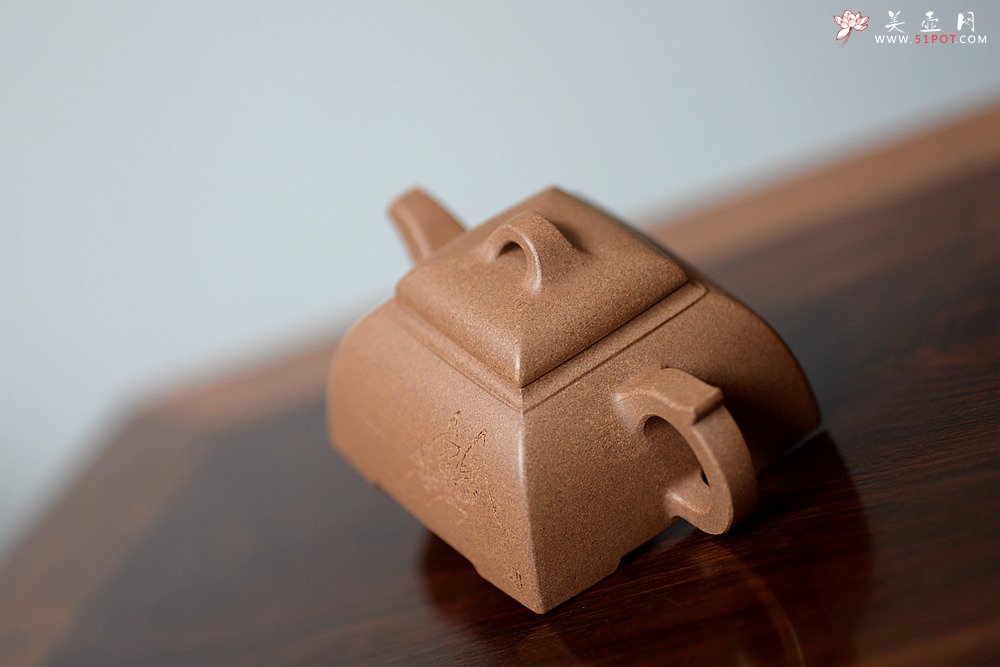 紫砂壶图片：何卫枫全手新作 陆轶舟文气装饰 雅筑小四方 原矿七彩段泥 - 宜兴紫砂壶网