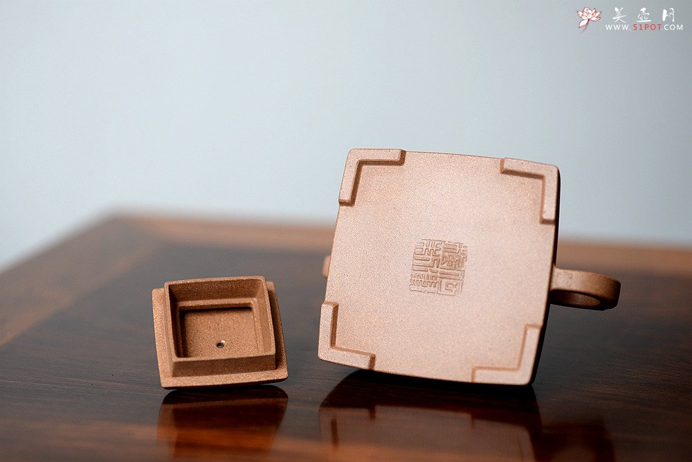 紫砂壶图片：何卫枫全手新作 陆轶舟文气装饰 雅筑小四方 原矿七彩段泥 - 宜兴紫砂壶网