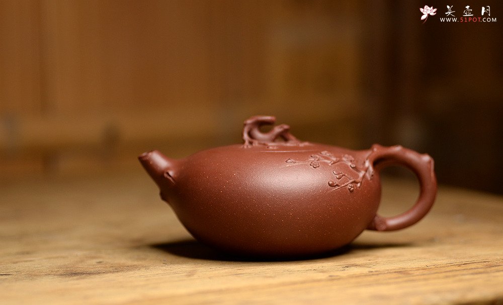 紫砂壶图片：单志萍新作 梅枝遒劲 凌梅 雅而不俗 - 宜兴紫砂壶网