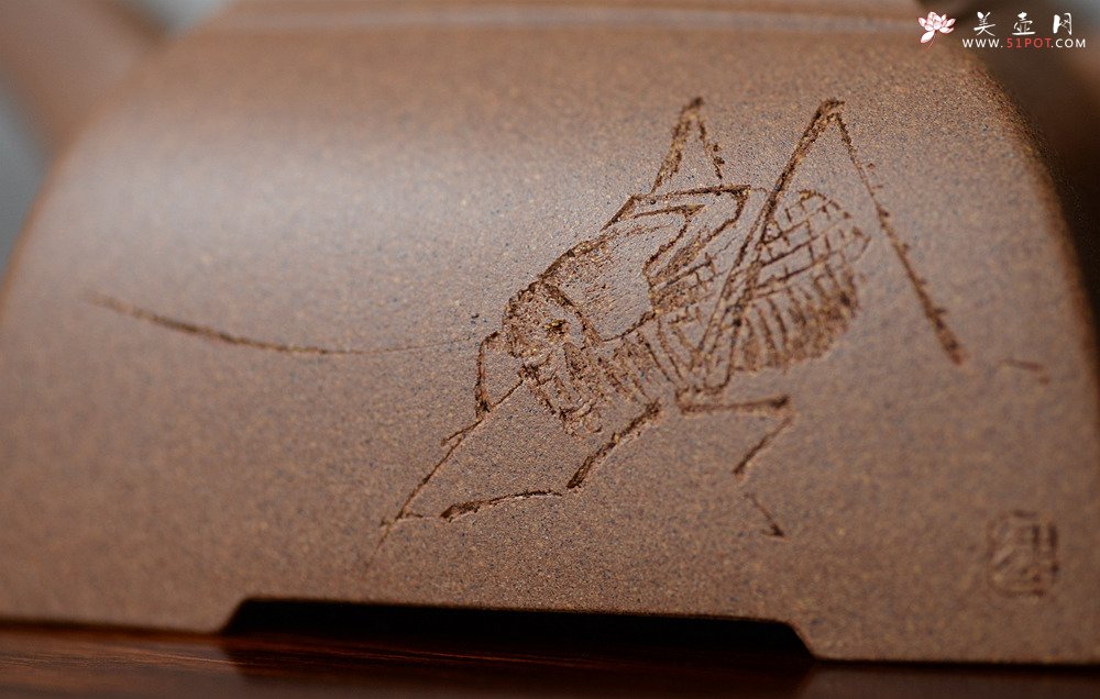 紫砂壶图片：何卫枫全手新作 陆轶舟文气装饰 雅筑小四方 原矿七彩段泥 - 宜兴紫砂壶网