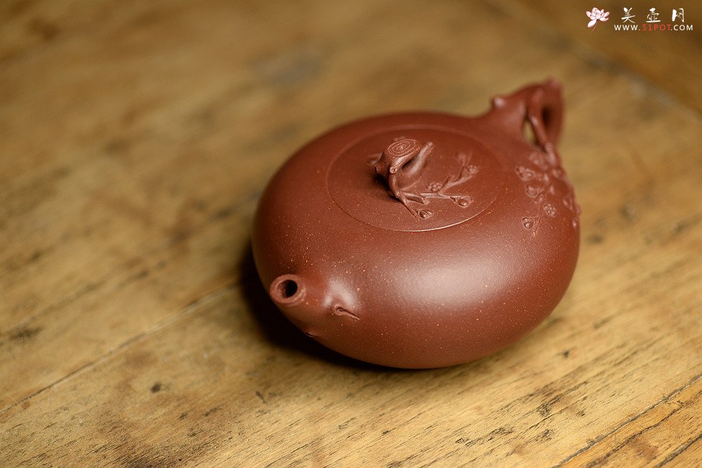 紫砂壶图片：单志萍新作 梅枝遒劲 凌梅 雅而不俗 - 宜兴紫砂壶网