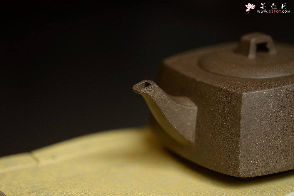 紫砂壶图片：方圆之精妙 优质青灰泥 挺拔刚正 全手精工砂四方  - 宜兴紫砂壶网