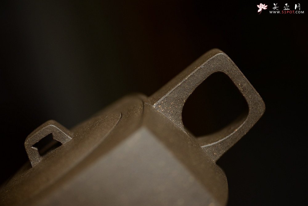 紫砂壶图片：方圆之精妙 优质青灰泥 挺拔刚正 全手精工砂四方  - 宜兴紫砂壶网