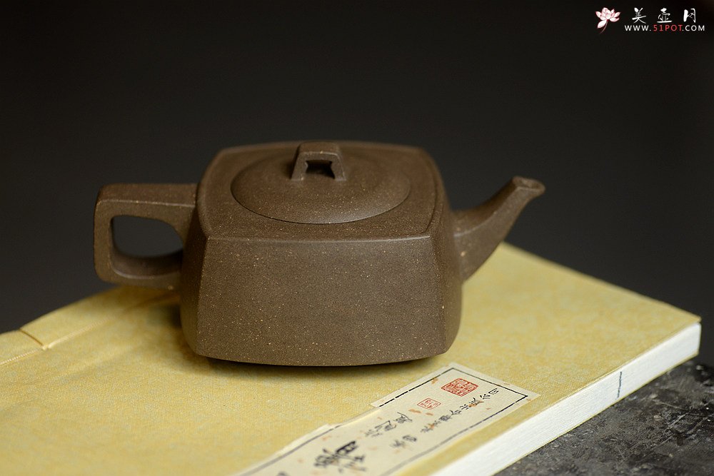 紫砂壶图片：方圆之精妙 优质青灰泥 挺拔刚正 全手精工砂四方  - 宜兴紫砂壶网