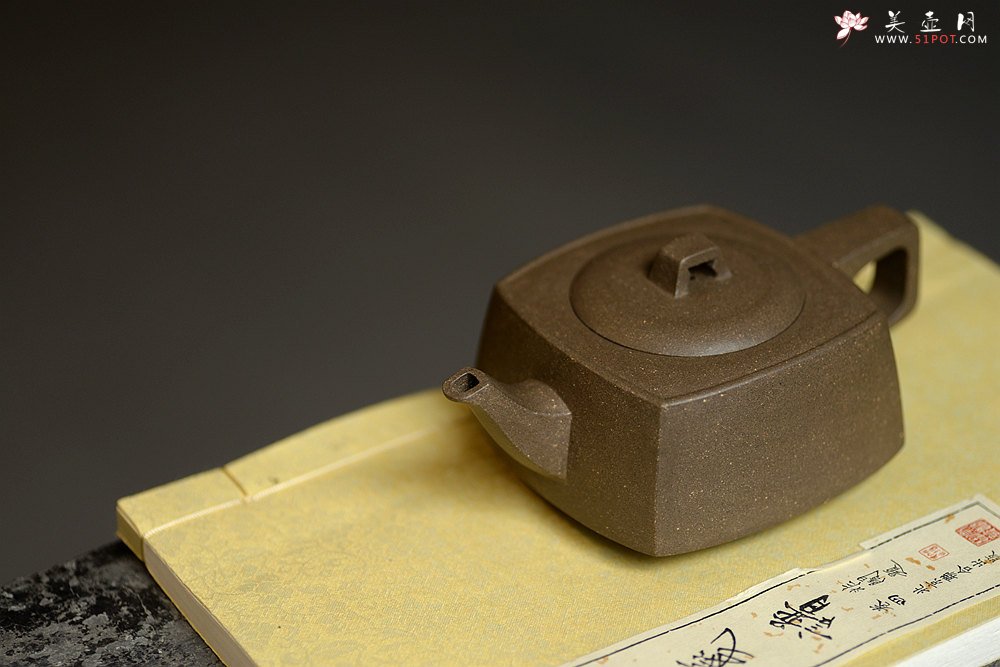 紫砂壶图片：方圆之精妙 优质青灰泥 挺拔刚正 全手精工砂四方  - 宜兴紫砂壶网