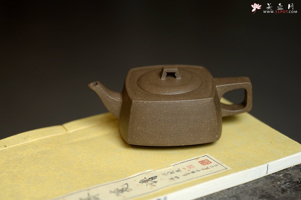 紫砂壶图片：方圆之精妙 优质青灰泥 挺拔刚正 全手精工砂四方  - 宜兴紫砂壶网