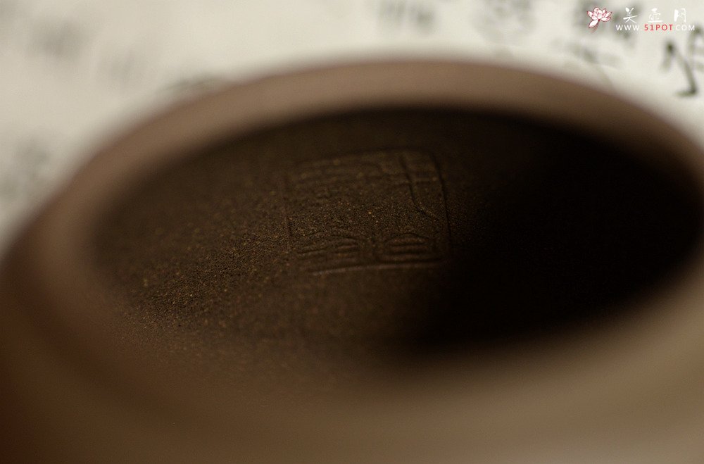 紫砂壶图片：万阗阗力作国助和石精刻 全手龙蛋 飘逸俊秀 文气十足 - 宜兴紫砂壶网