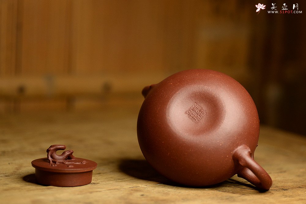 紫砂壶图片：单志萍新作 梅枝遒劲 凌梅 雅而不俗 - 宜兴紫砂壶网